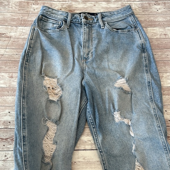 Hollister Curvy Ultra High Rise Mom Jeans Distressed Light Wash Raw Hem - Picture 3 of 9